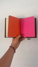 Cargar imagen en el visor de la galería, Traveler’s notebook hecho a mano