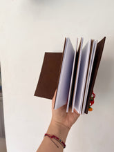Cargar imagen en el visor de la galería, Traveler’s notebook hecho a mano