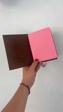 Cargar imagen en el visor de la galería, Traveler’s notebook hecho a mano